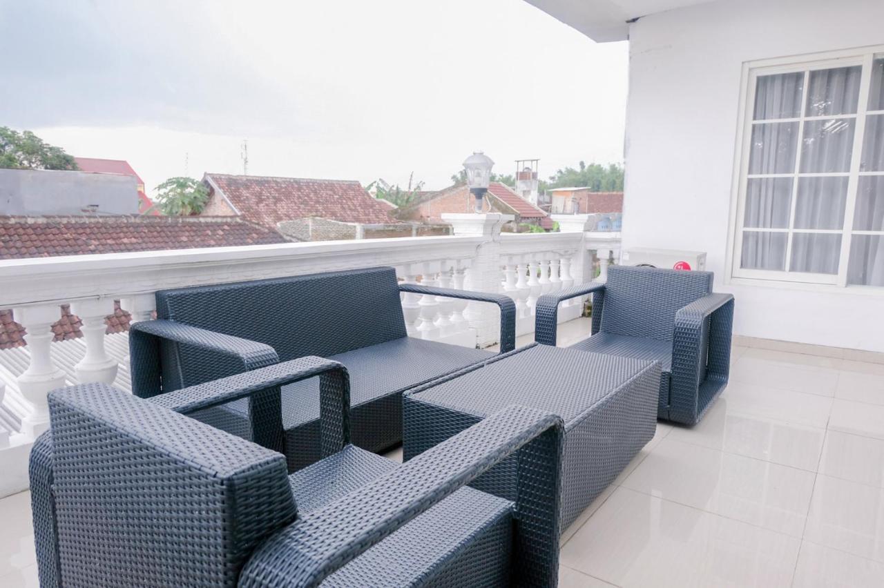 Oyo 696 Hasanah Guest House Syariah De Saphire Malang Eksteriør bilde
