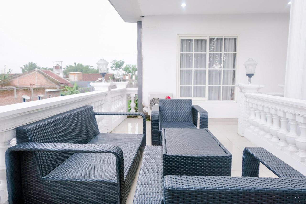 Oyo 696 Hasanah Guest House Syariah De Saphire Malang Eksteriør bilde