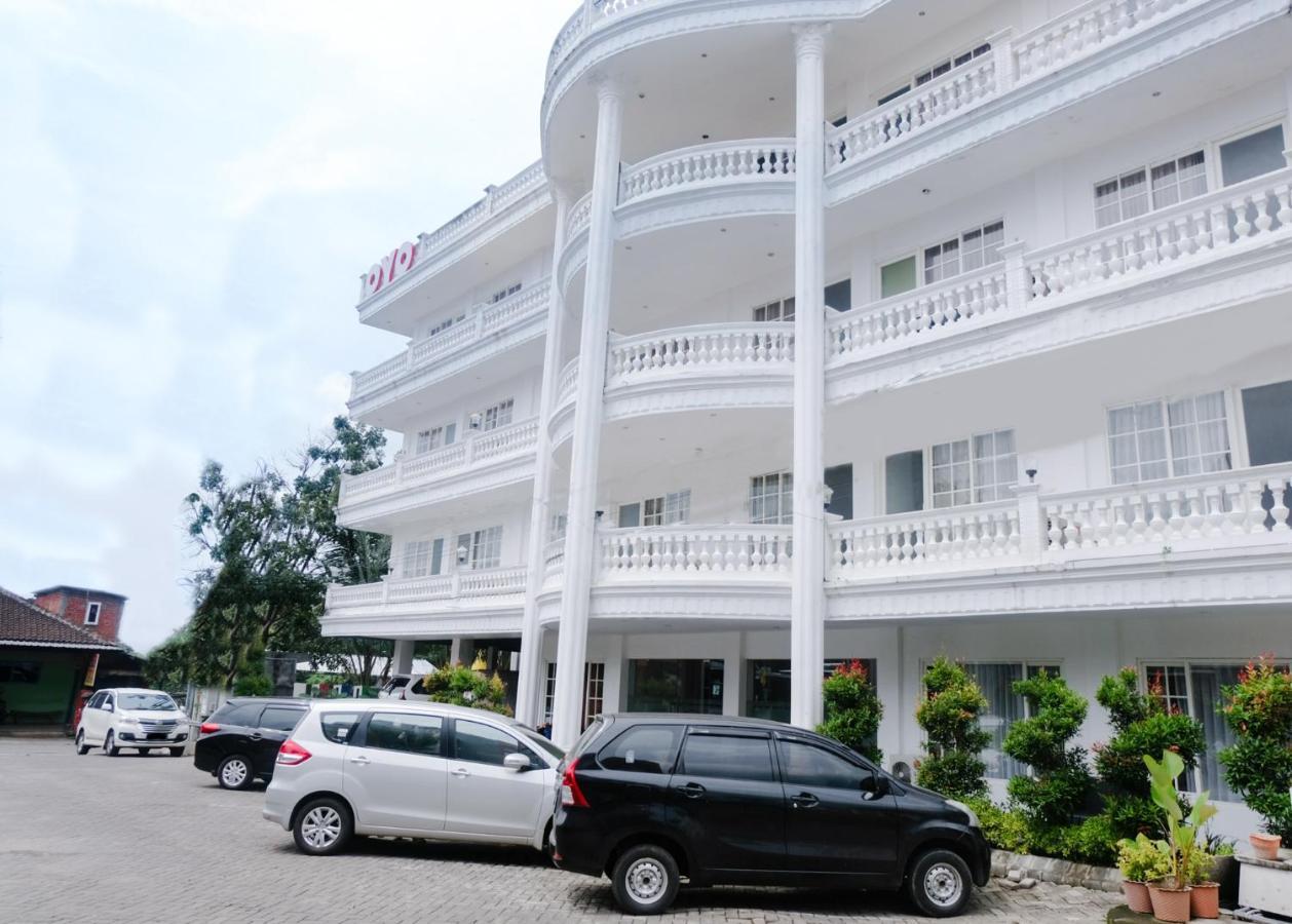 Oyo 696 Hasanah Guest House Syariah De Saphire Malang Eksteriør bilde