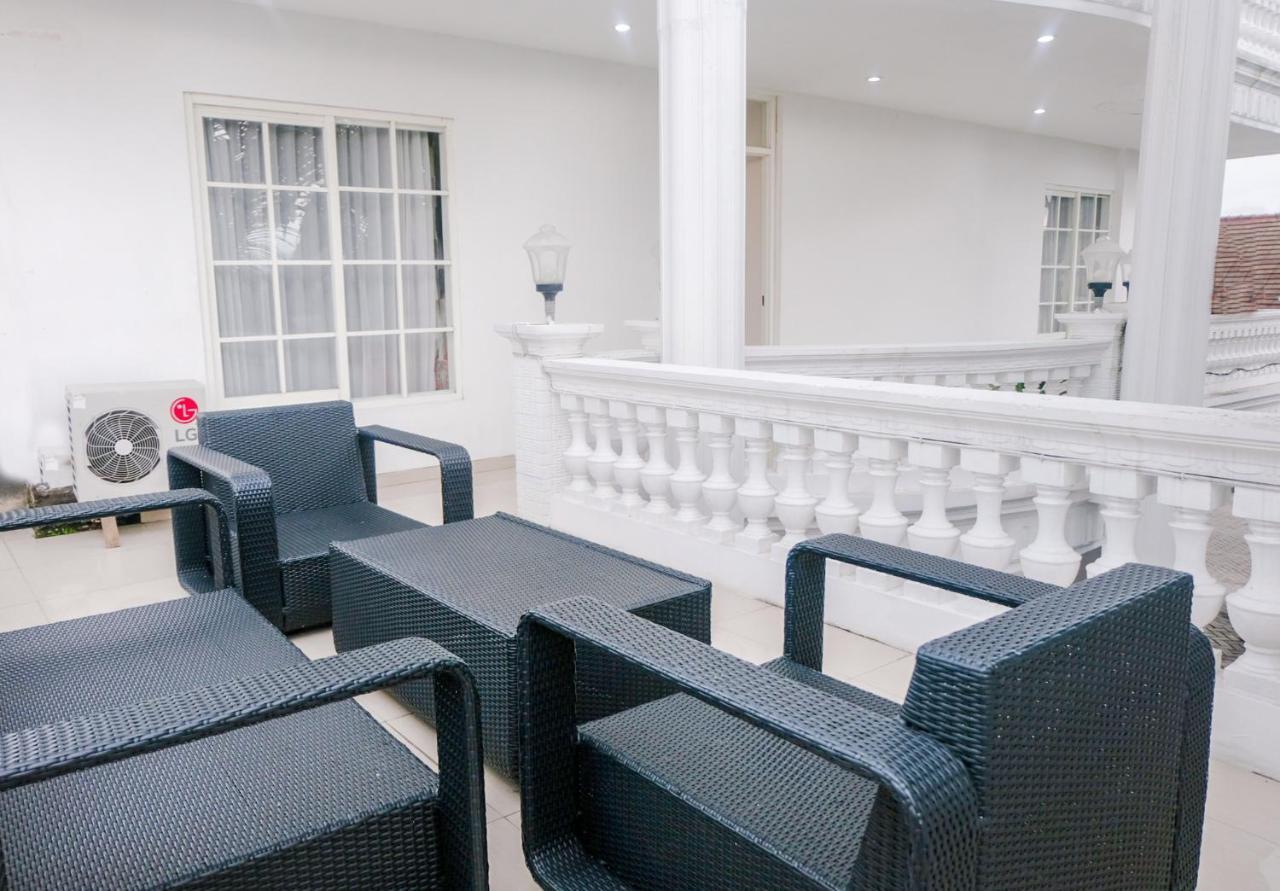 Oyo 696 Hasanah Guest House Syariah De Saphire Malang Eksteriør bilde